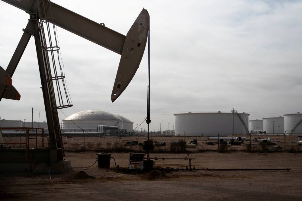 Oil Prices Drop Over 1% Amid Weekly Losses