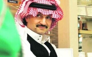 Саудовский принц Альвалид бин Талал дарит автомобиль продавщице чая в Эр-Рияде