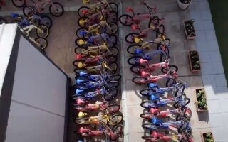 Саудовский учитель удивляет студентов велосипедами стоимостью 10 000 долларов перед уходом на пенсию