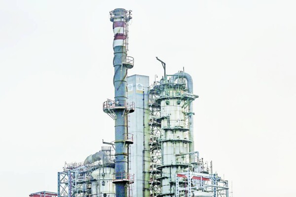 Цены на нефть снижаются в азиатской торговле из-за укрепления доллара