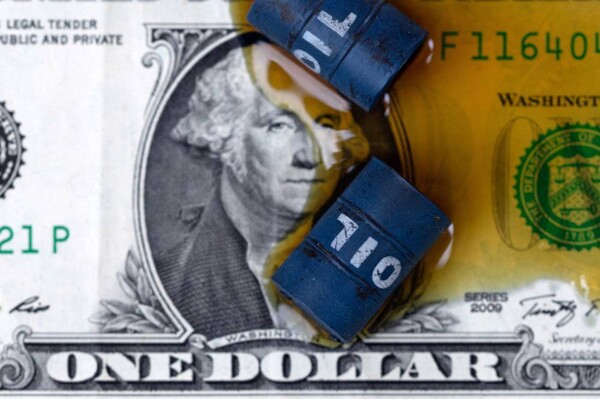 Цены на нефть снизились до четырехмесячного минимума на фоне сделки ОПЕК+ и сигналов о слабом спросе