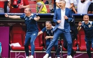Футбольный клуб "Аль-Вахда" конкурирует с футбольным клубом "Аль-Ахли Саудовская Аравия" за румынского тренера Йордэнеску