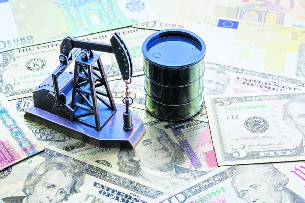 Цены на нефть упали на 2% на фоне недельных потерь