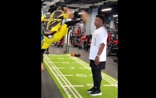 Мохаммед Нур вызывает игрока Конг Фу в захватывающем видео