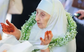 Алжирская женщина, 130 лет, исполняет мечту о совершении Хаджа в Саудовской Аравии
