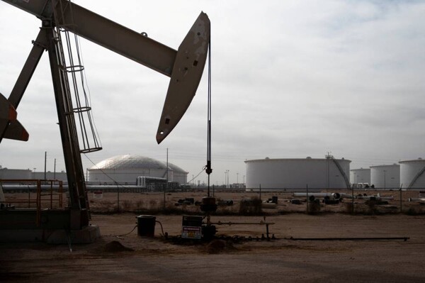 Oil Prices Drop Over 1% Amid Weekly Losses