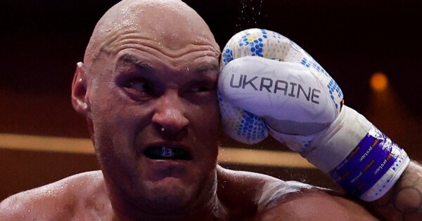 Олександр Усик побеждает Тайсона Фьюри и становится чемпионом мира в супертяжелом весе